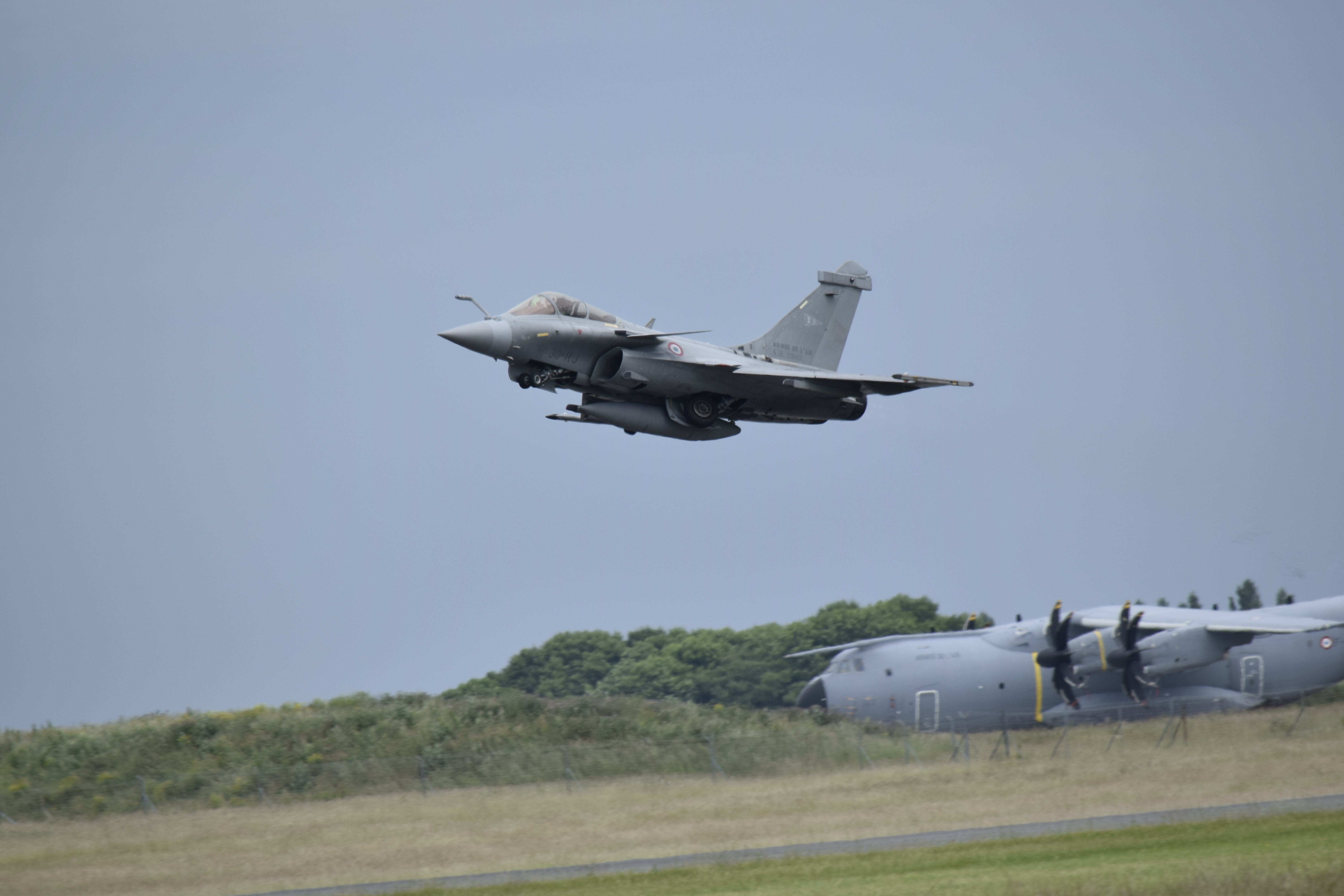 Vue de la foule devant les barrières