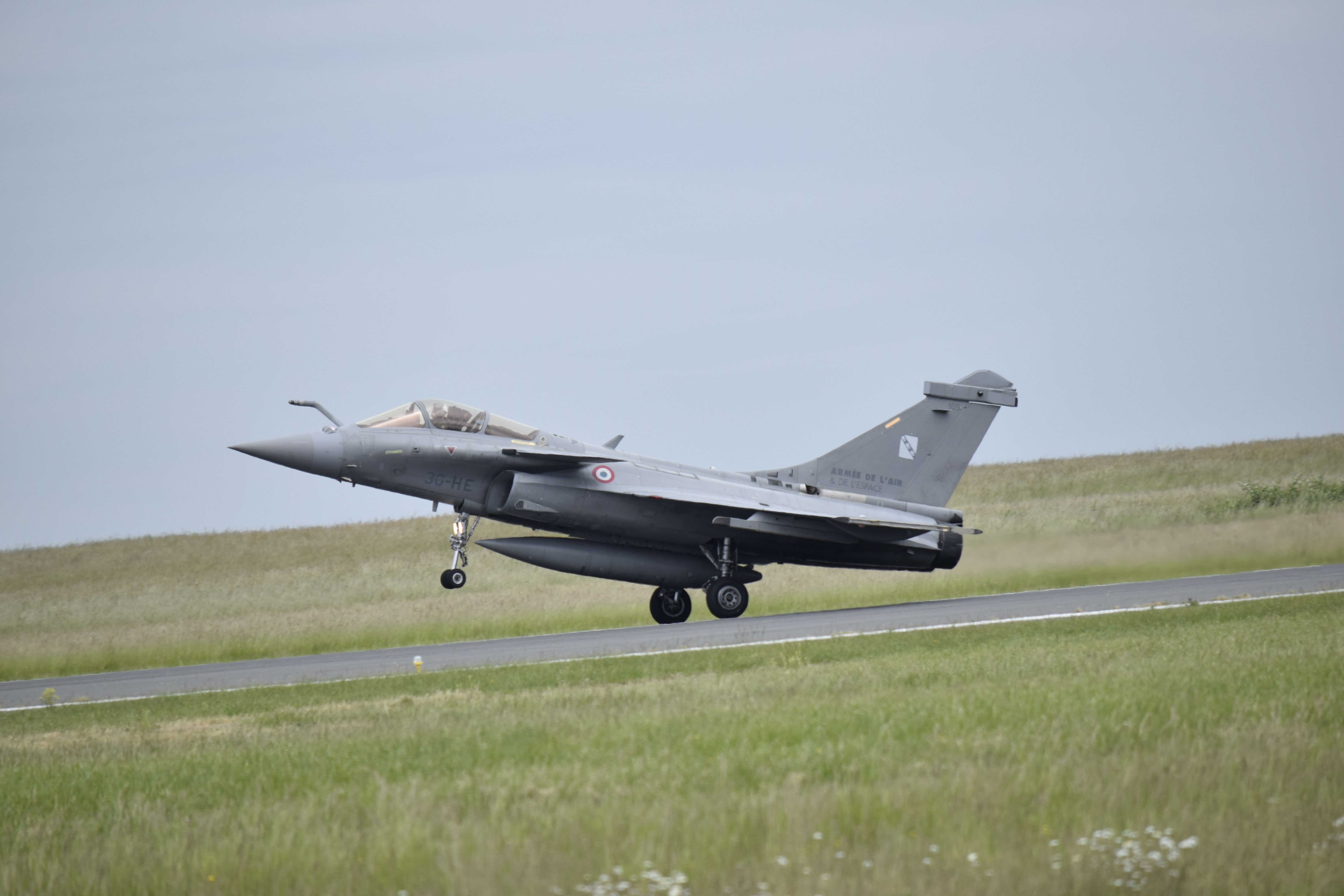 Pilotes signant des autographes