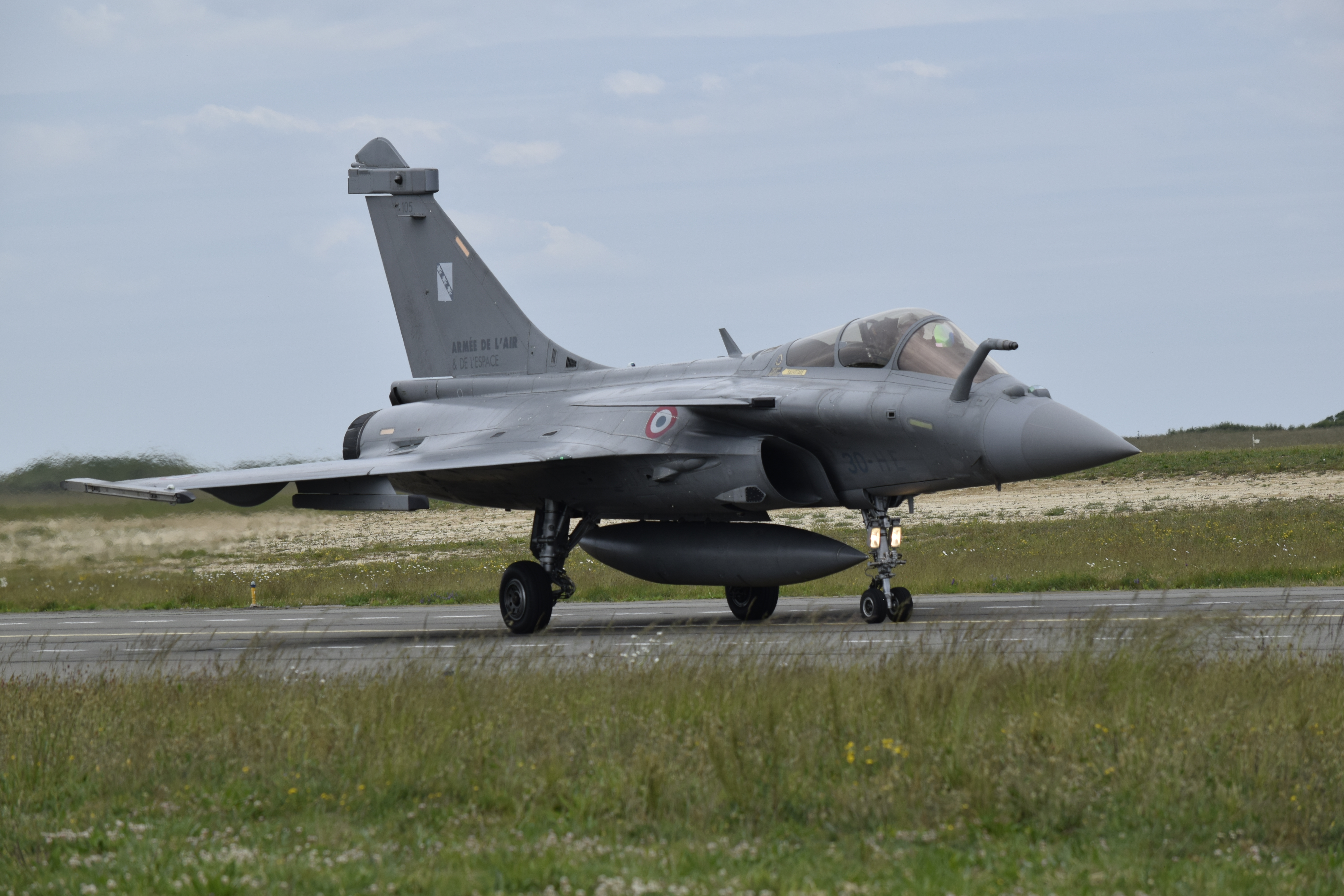 Enfants regardant un avion de près