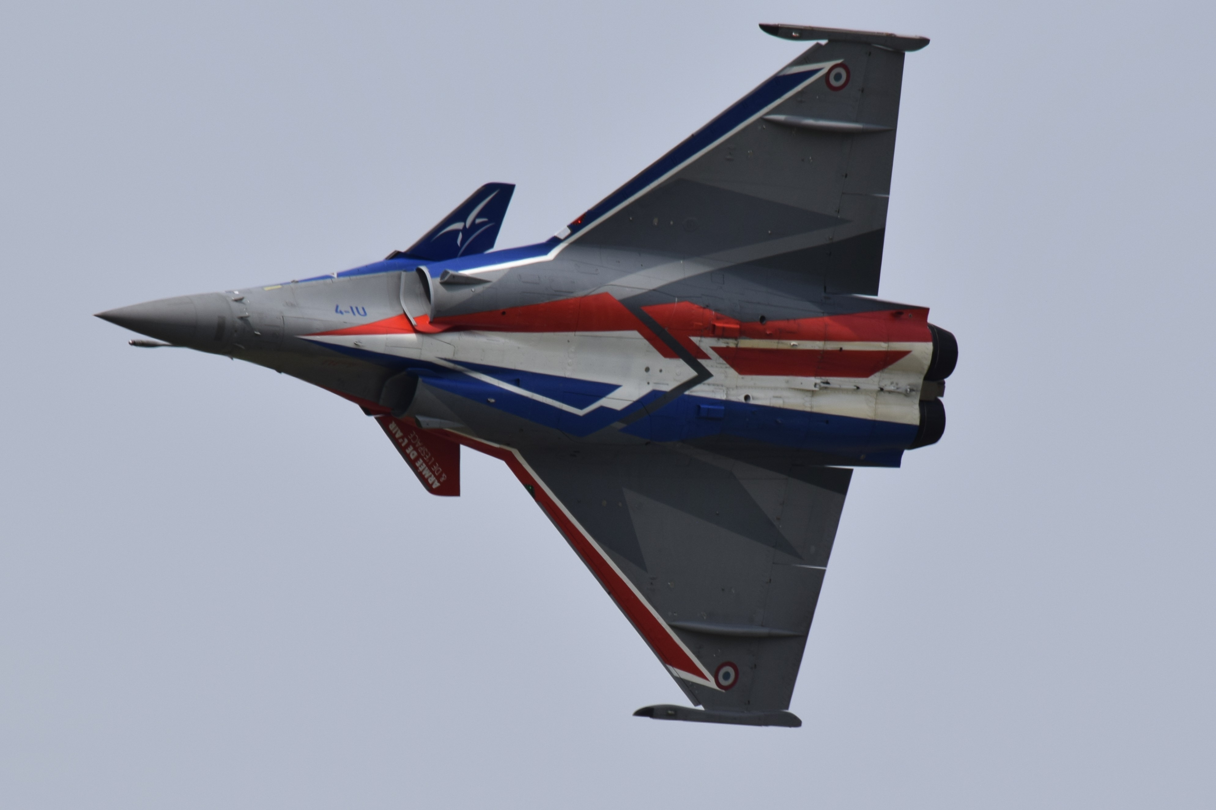 Avion de voltige réalisant une figure